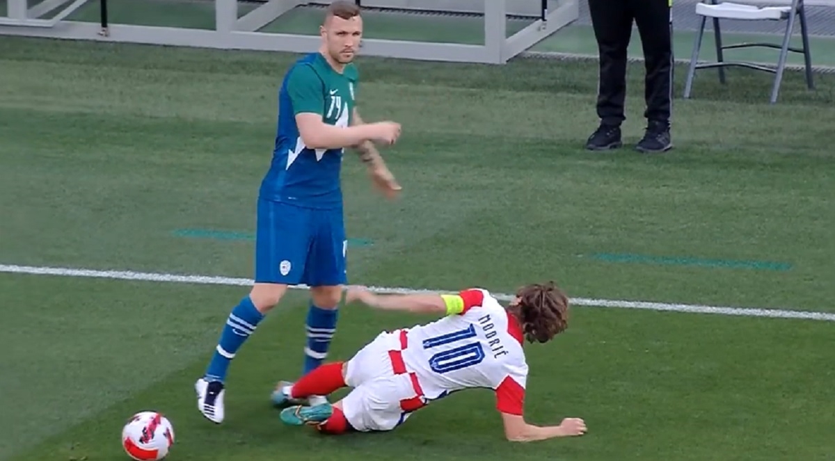 Pogledajte kako je iznervirani Modrić s poda nesportski udario igrača Slovenije