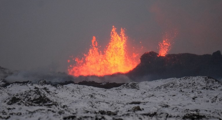 FOTO Vulkan na Islandu opet erumpirao, izbacuje lavu u zrak