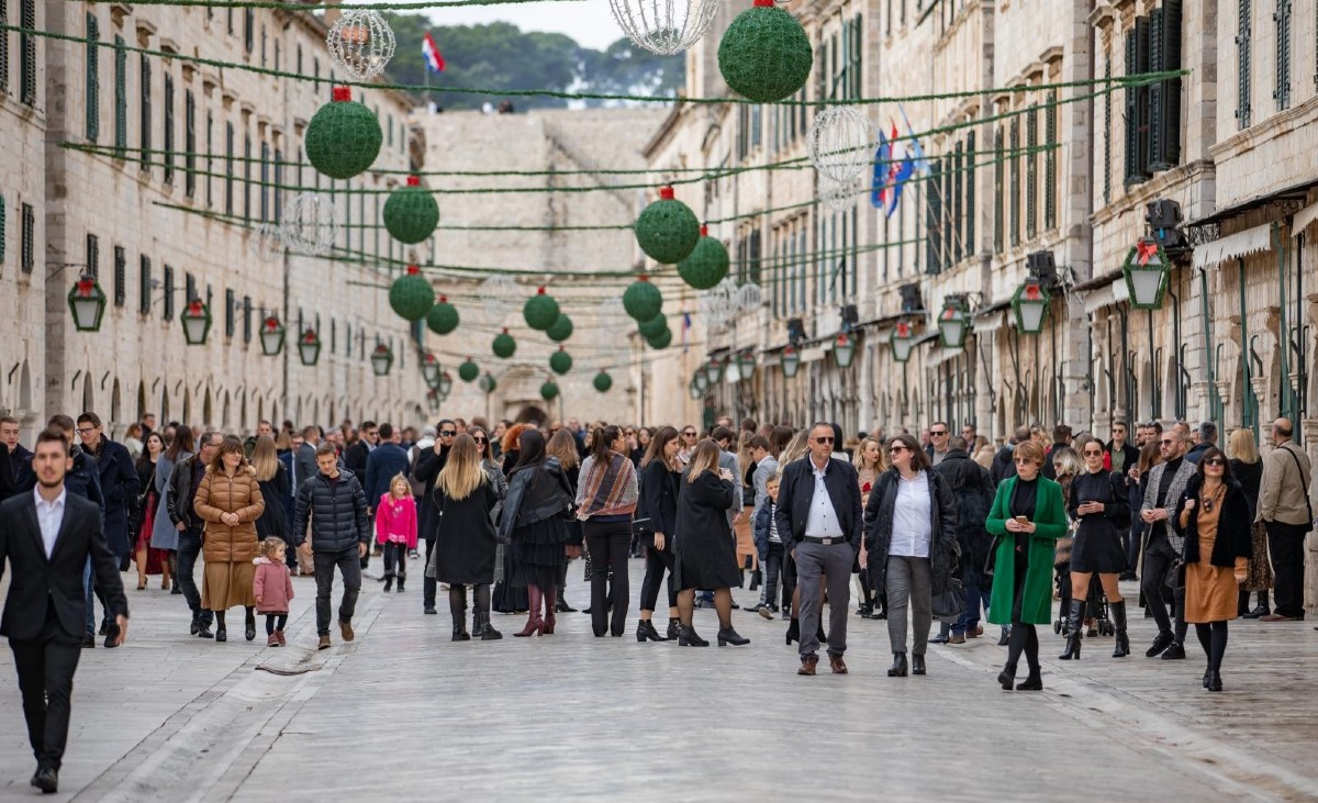 Dubrovčani preplavili Stradun na Badnjak, grad je krcat