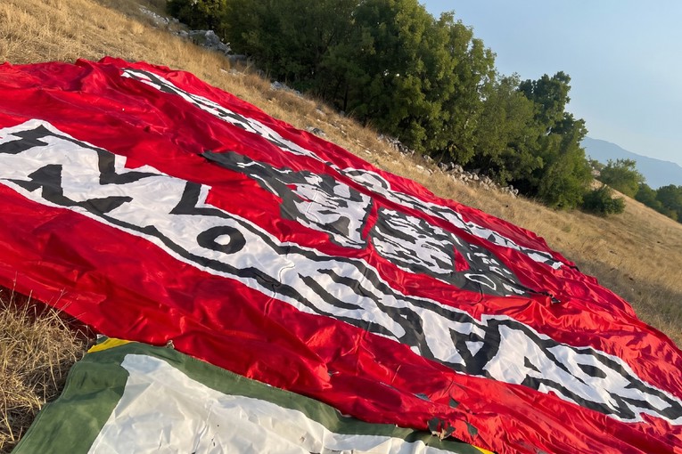VIDEO Novi navijački sukob u Mostaru. Ultrasi Zrinjskog oduzeli zastave Red Armyju