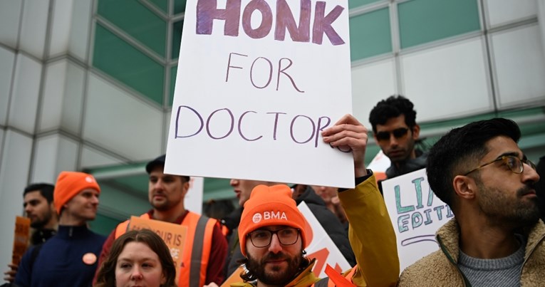 Mladi liječnici u Engleskoj počeli štrajk, neće raditi šest dana
