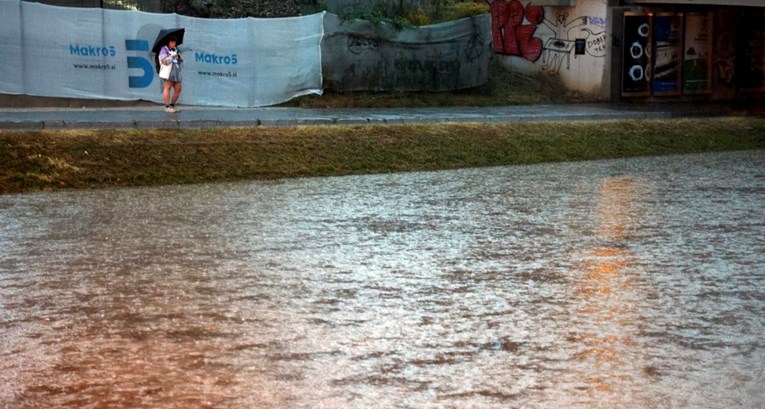 Rastu vodostaji u Sloveniji. Prijete poplave i klizišta, dio građana evakuiran