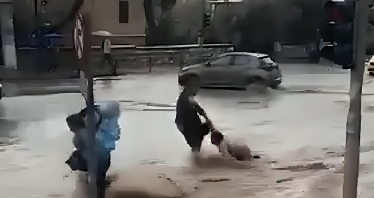 VIDEO Bujica u Ateni nosila ženu, spasio ju prolaznik