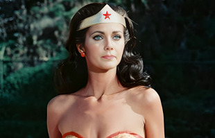 Bila je prva Wonder Woman, a u osmom desetljeću i dalje oduševljava izgledom