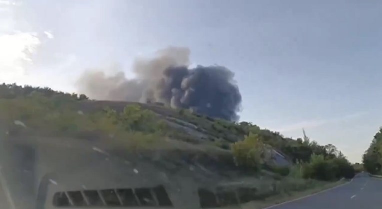 VIDEO Dron pogodio skladište goriva u Rusiji, diže se crni dim. "Gori 12 spremnika"