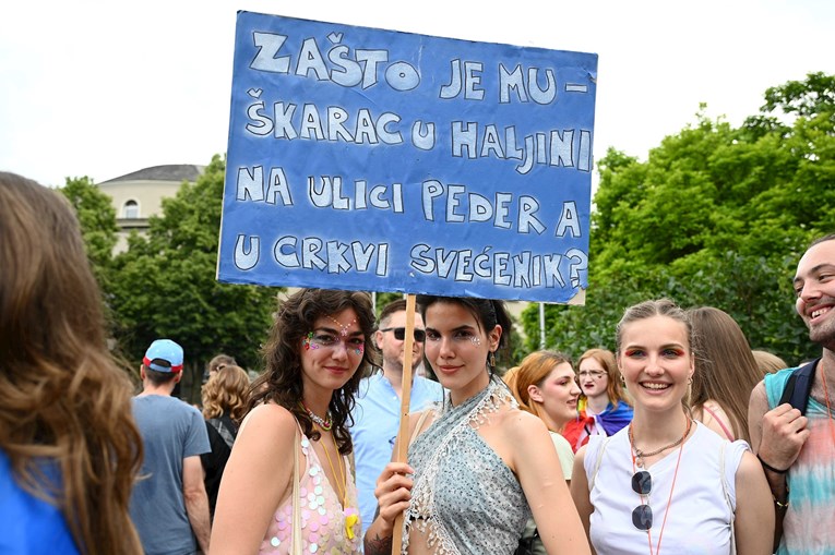 Natpisi na Prideu: "Zašto je muškarac u haljini na ulici peder, a u crkvi svećenik?"