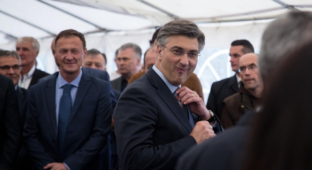 Plenković pjevao u Mostaru, izgleda kao da samo otvara usta i srami se