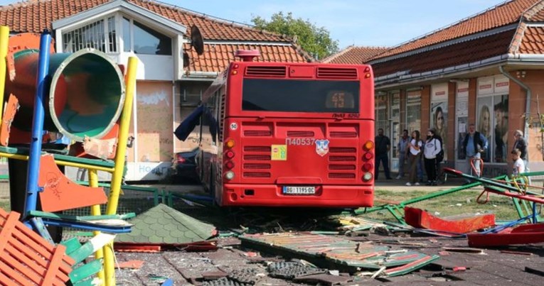 FOTO Autobus u Zemunu upao u park, ozlijeđena djeca
