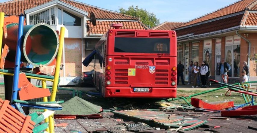FOTO Autobus u Zemunu uletio u park za djecu, četvero ih je ozlijeđeno