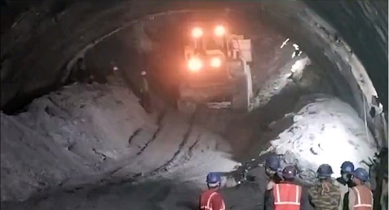 VIDEO Urušio se tunel u Indiji, zarobljeno 40 radnika. Traje spašavanje