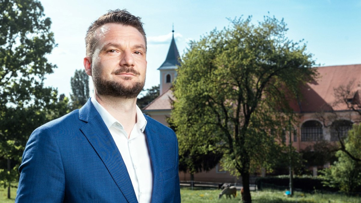 Načelnik Bistre pijan porazbijao čaše i vazu i sam se ozlijedio. Intervenirala policija