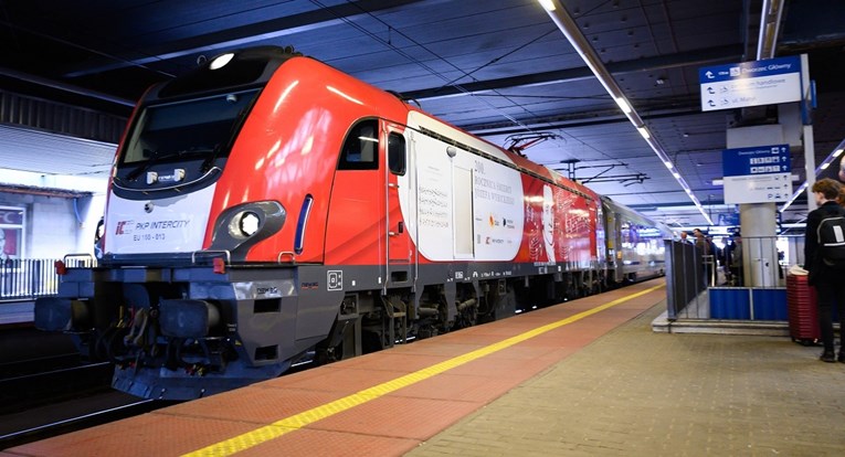 Hakeri napali poljske željeznice. Prekinuli promet pa puštali rusku himnu