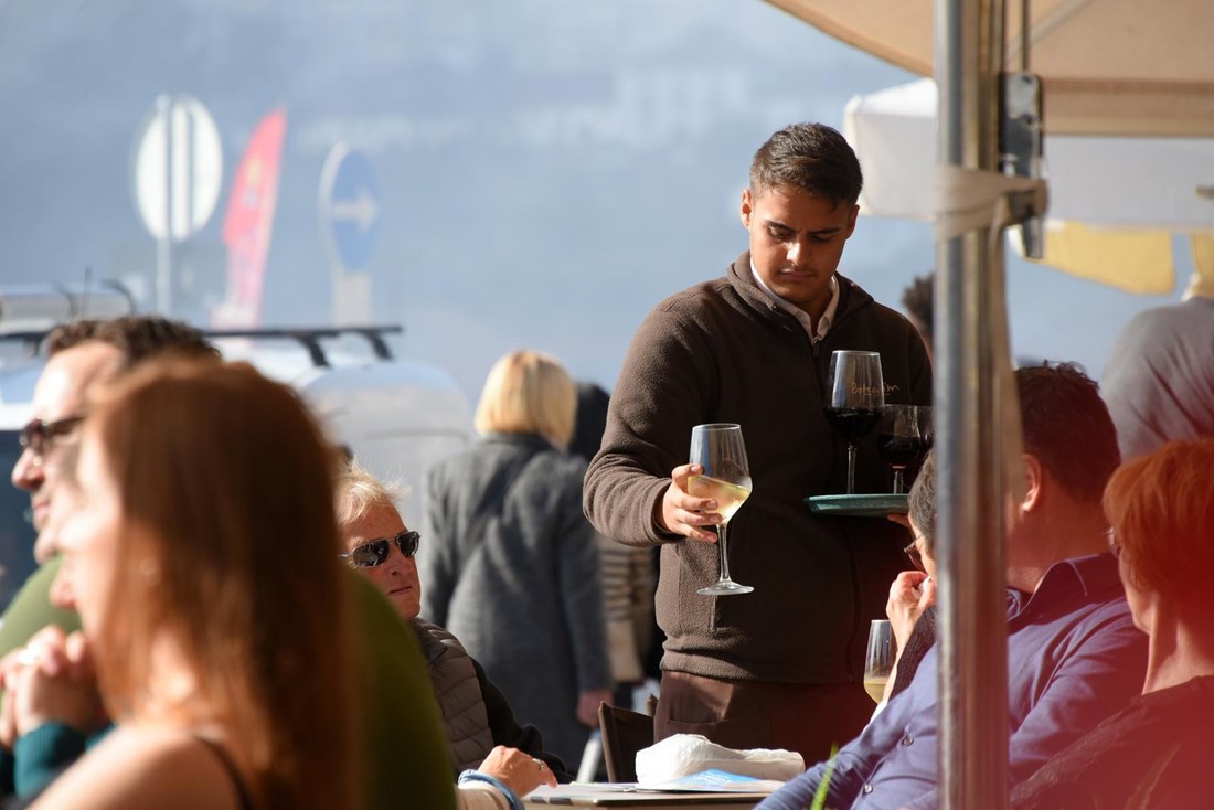 Želite naručiti, konobari prolaze kraj vas i - ništa? Razlog - ne smiju vas poslužiti