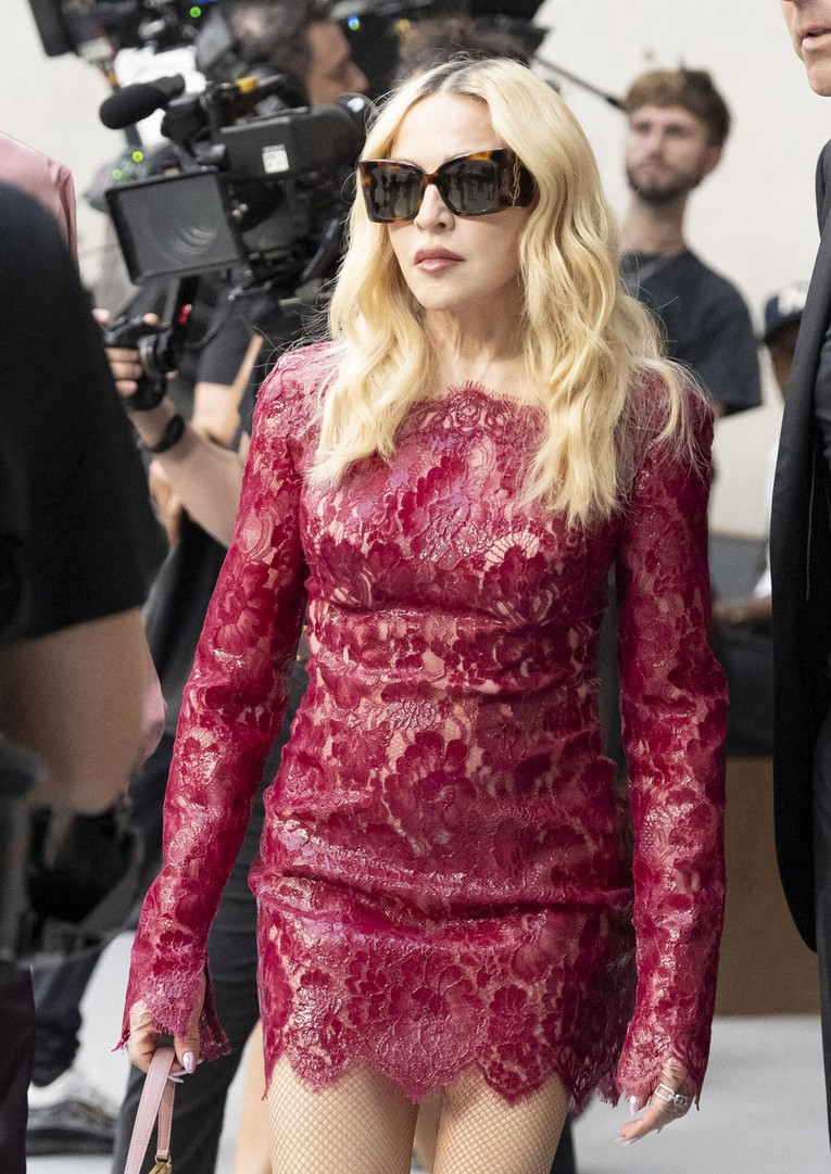 Madonna na udaru zbog pušenja na reviji u Parizu, ljudi je optužuju da je licemjerna