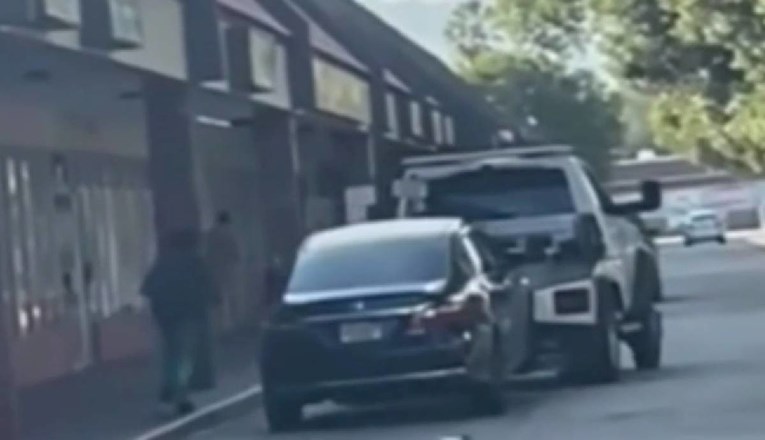 Vozač vučne službe na Floridi odvukao auto s djetetom, djevojčica ispala na cestu