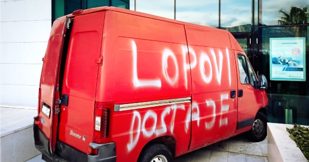 Splićanin kombijem blokirao ulaz u banku, odvela ga policija