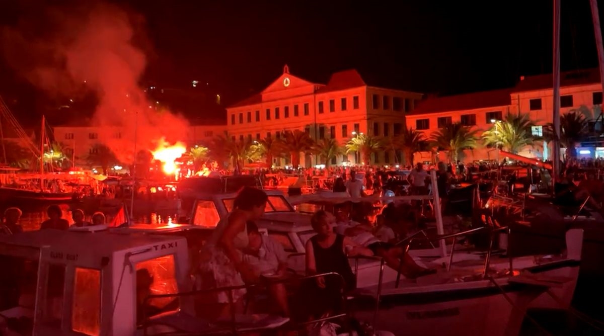 VIDEO Pogledajte nevjerojatnu atmosferu u Veloj Luci na koncertu u Oliverovu čast