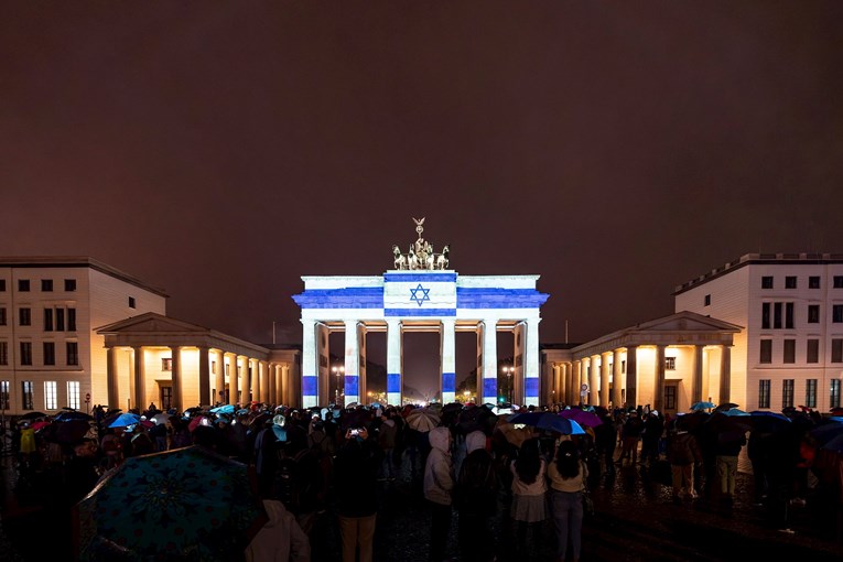 FOTO Brandenburška vrata svijetle u bojama izraelske zastave