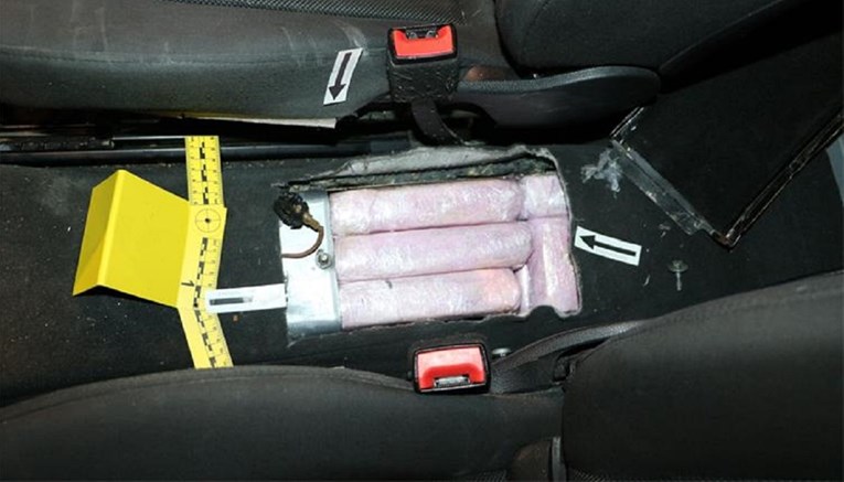 Na granici kod Dubrovnika uhićeni Albanci, policijski pas u autu našao 11 kg heroina
