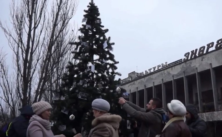 Na trgu u Pripjatu postavljeno božićno drvce, prvi put od 1986. godine