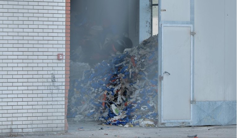 VIDEO Kineskom zagađivaču u Vrginmostu zabranjen rad. Građani snimili kamione i buku