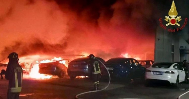 U Rimu rano jutros zapaljen salon Tesli. Izgorjelo 17 vozila