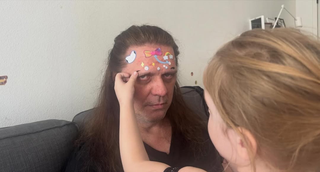 Čombe iz Lud, zbunjen, normalan nasmijao pratitelje fotkom s kćeri: "SOS"