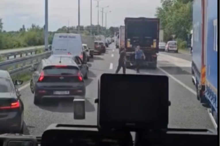 Kamion probio ogradu na A3 i zapalio se. Identitet poginulog vozača nepoznat