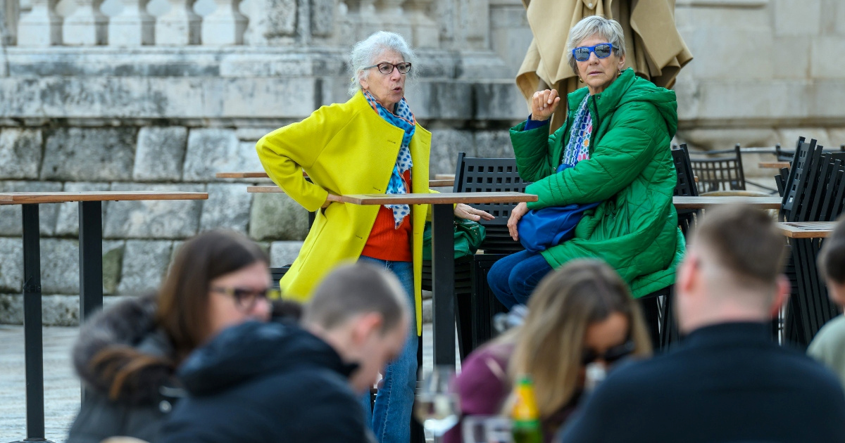 FOTO Stradun izgleda kao da je proljeće već stiglo. Dame pokazale odvažne kombinacije