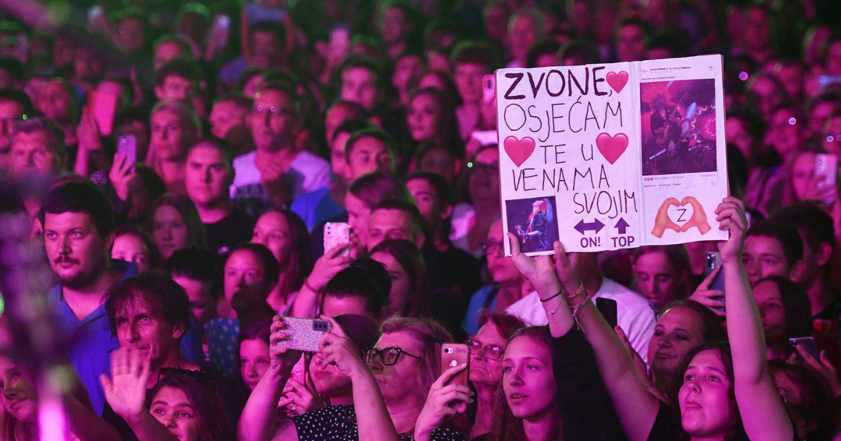 Na koncert Željka Bebeka u Čakovcu obožavateljice došle s natpisom za njegovog sina