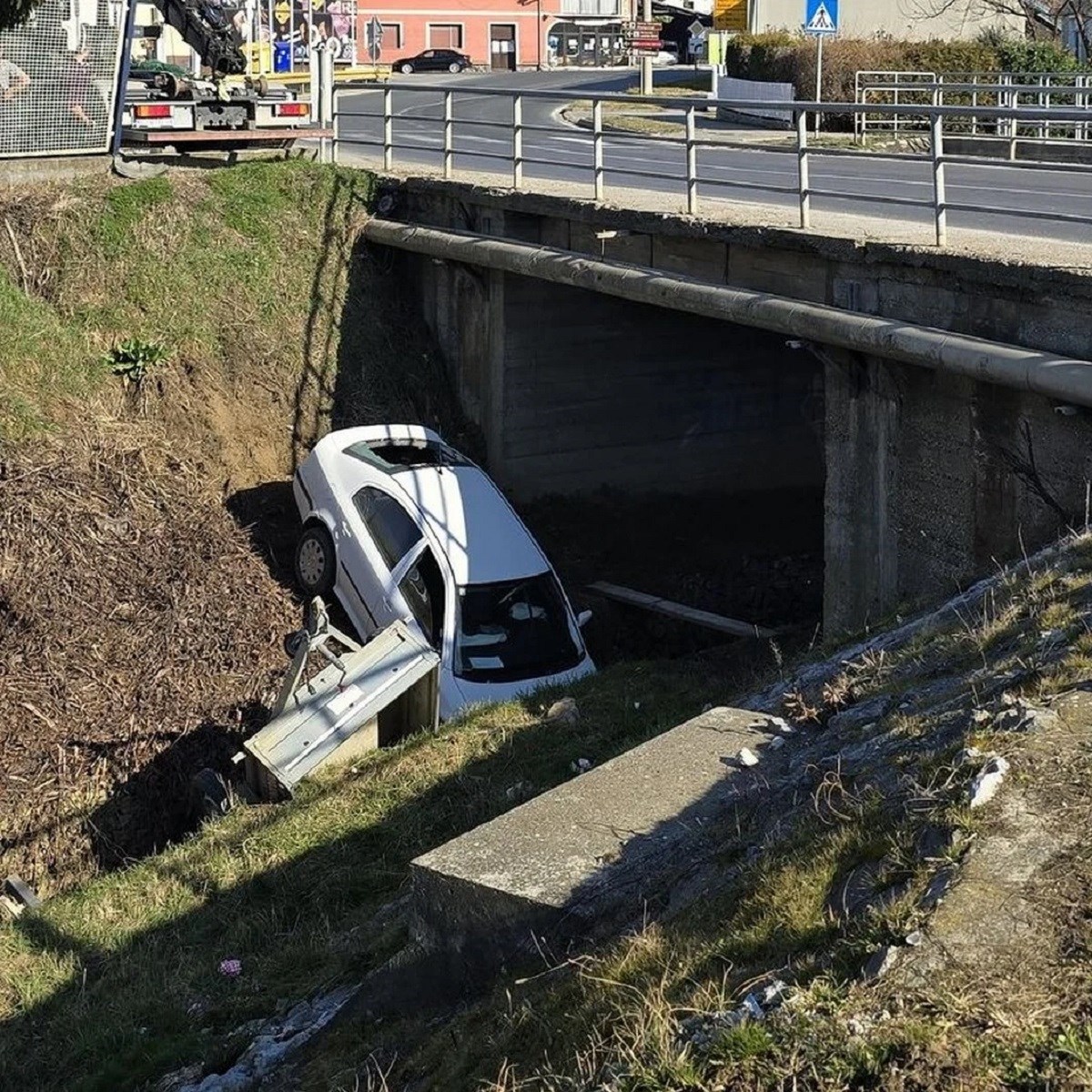 VIDEO Škodom s prikolicom sletio u kanal u Podravini