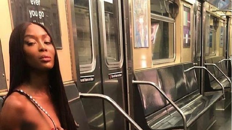 Naomi Campbell (50) objavila fotke na kojima je potpuno gola u podzemnoj željeznici