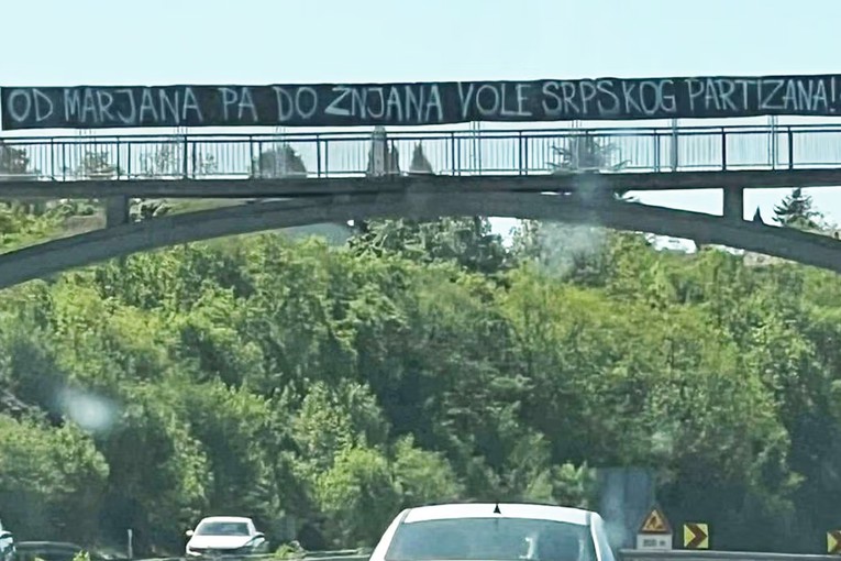 Pogledajte poruku koju je Armada istaknula Torcidi na ulazu u grad uoči derbija