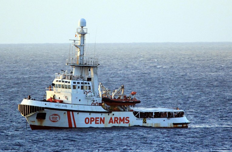 Očajni migranti skaču u more s Open Armsa, pokušavaju doplivati do obale
