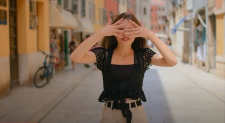Nema naočala: Moglo bi vas iznenaditi kako Mia Negovetić izgleda u novom spotu