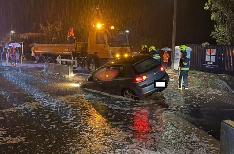 Djevojke u Muću autom upale u bujicu. Mještani ne krive njih