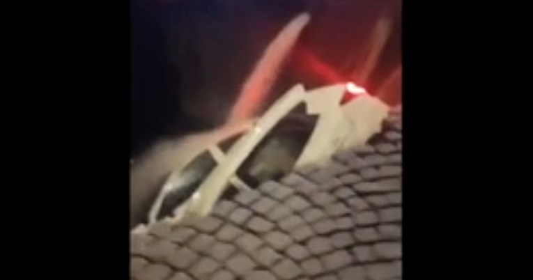 VIDEO Autom propali u golemu rupu u Napulju. Izvlačila ih vojska