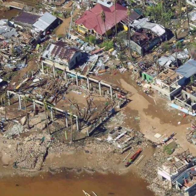 U smrtonosnom tajfunu koji je pogodio Filipine poginulo najmanje 99 osoba