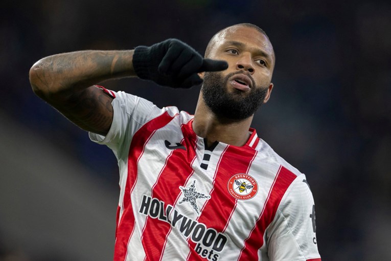 Bio je zidar i igrao u drugoj bugarskoj ligi. Sad je drugi strijelac Premiershipa