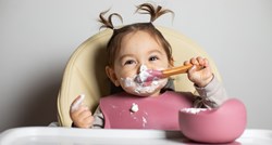 Dijete se igra s hranom dok jede? Pedijatri objasnili zašto je to dobro za njega