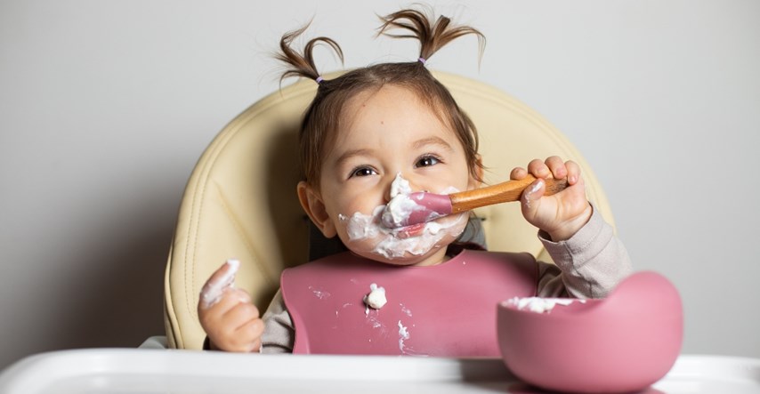 Dijete se igra s hranom dok jede? Pedijatri objasnili zašto je to dobro za njega