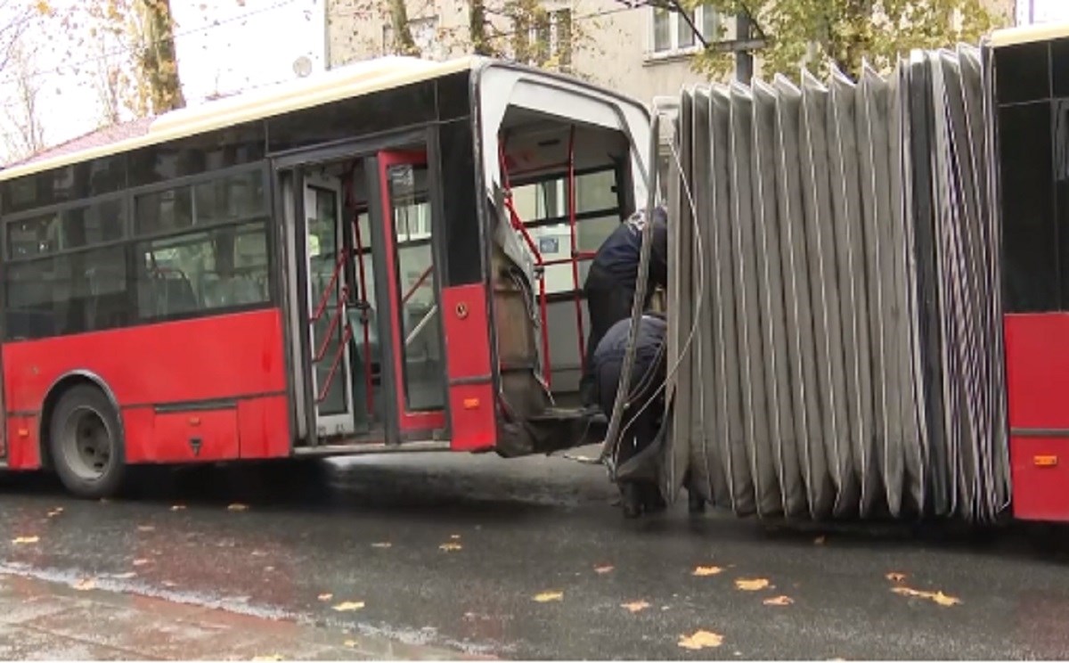 FOTO U Beogradu se gradski bus prepolovio u vožnji