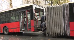 FOTO U Beogradu se gradski bus prepolovio u vožnji