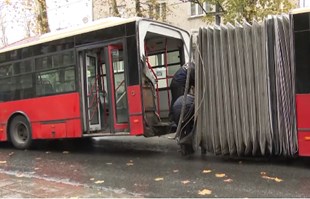 FOTO U Beogradu se gradski bus prepolovio u vožnji