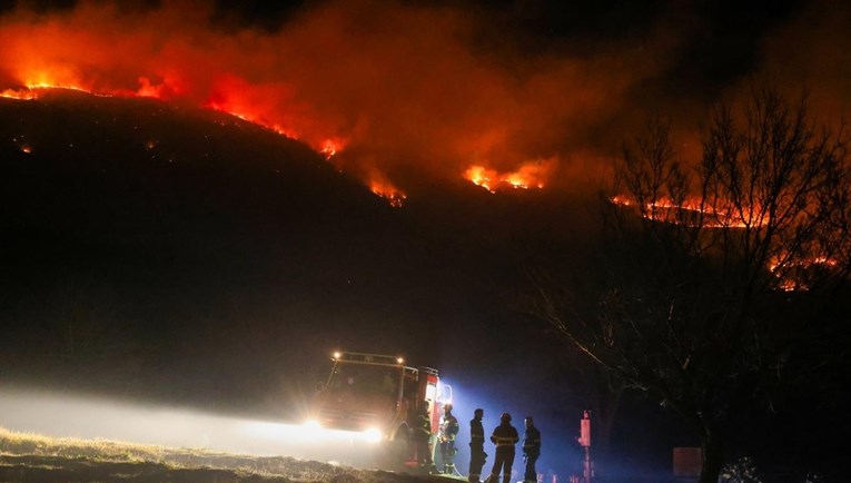 Vatrogasci cijelu noć gasili požar podno Učke