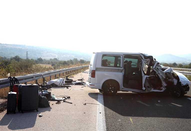 Na A1 kod Vrpolja sudarili se kombi i kamion, sedam ozlijeđenih