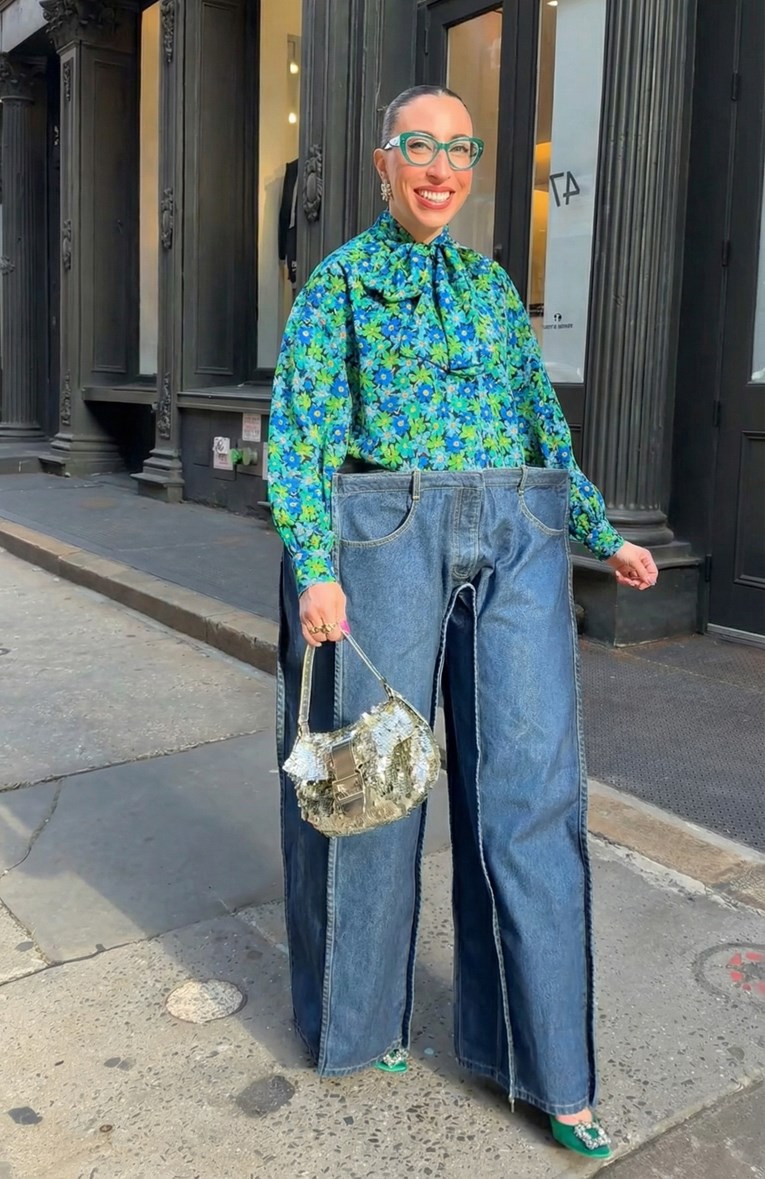 Prošetala u bizarnim trapericama, ljudi je sprdaju: "A što kad padne kiša?"