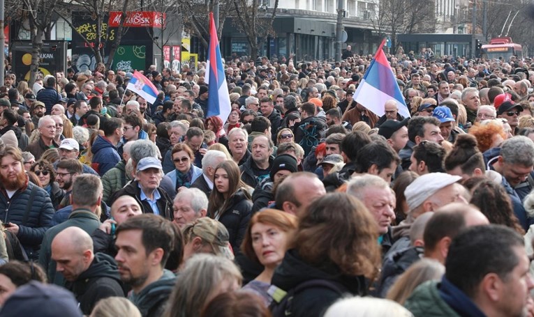 Masovni prosvjed u centru Beograda, ljudi viču "Vučiću, lopove"