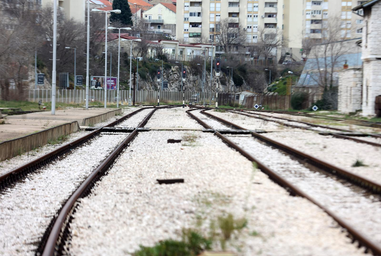Vrućine zagrijavaju tračnice i iznad 60 stupnjeva. HŽ pojačao nadzor
