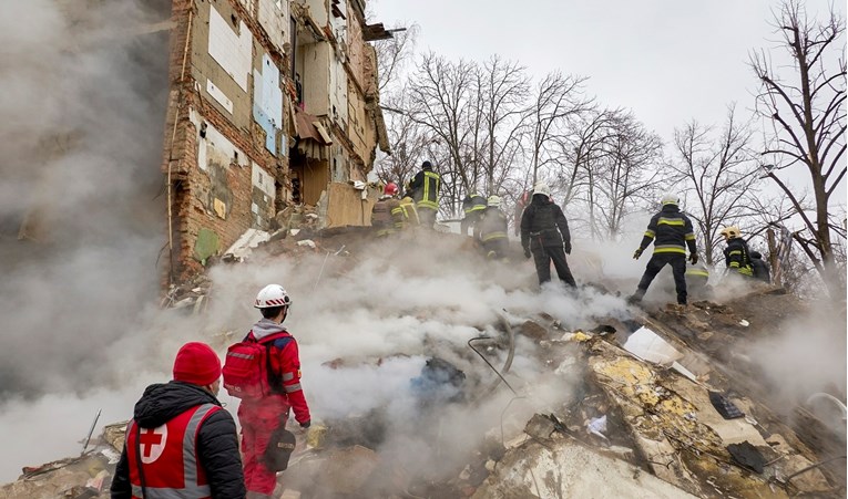 Brutalni ruski napadi, ljudi zarobljeni pod ruševinama. Poljaci digli borbene avione
